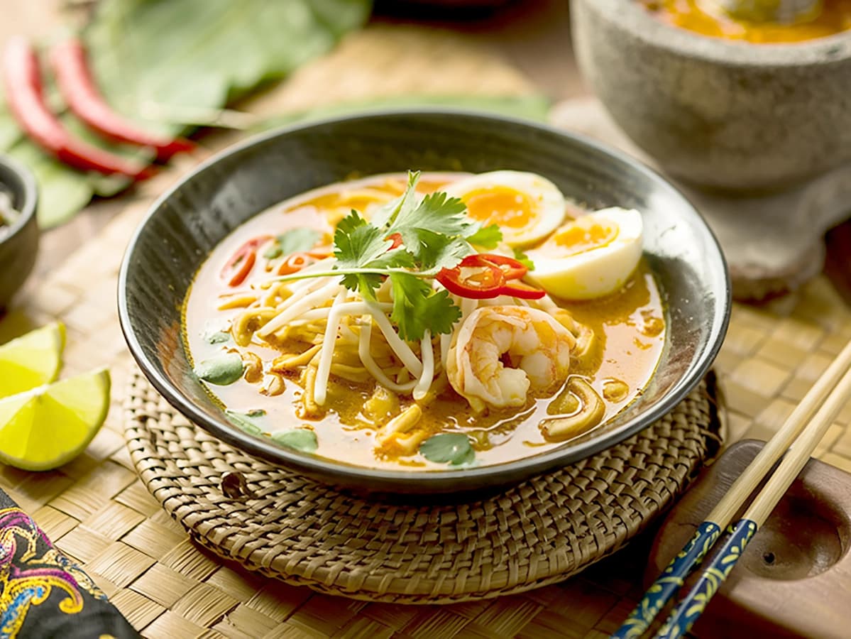 Curry Laksa with coconut milk, curry paste and rice noodles — Malaysia recipe