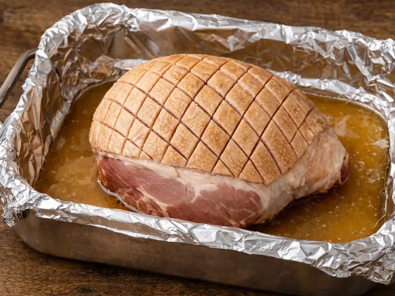 Prosciutto sigillato nell'alluminio che si scalda in forno