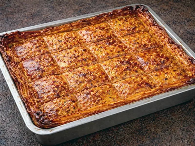 Tarte filo aux champignons cuite, croûte ambrée teintée d'huile pimentée