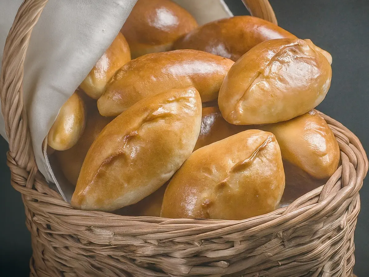 Baked Piroshki with Meat with wheat flour, minced meat and dry yeast — Russia recipe