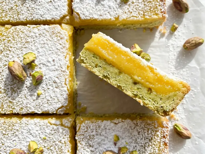 Barres citron-pistache refroidies coupées en carrés nets