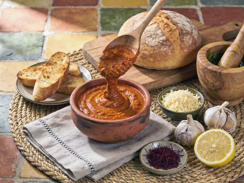 Rouille — salsa provenzale allo zafferano e aglio per bouillabaisse