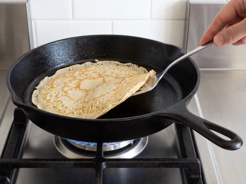 Crespella sottilissima in padella per i blinchiki di carne