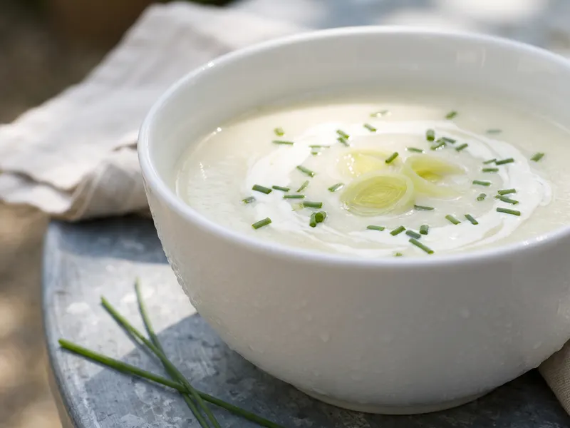 Vichyssoise — la crema fría francesa de puerro y patata con nata: puerros, patatas, nata — Francia · receta