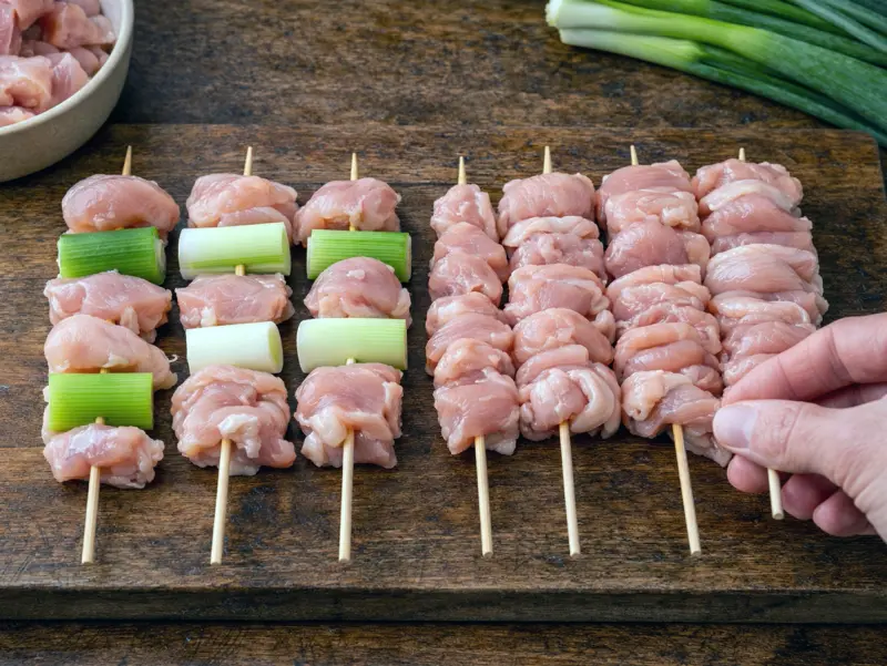 鶏もも肉と葱を交互に刺したねぎま焼き鳥の串