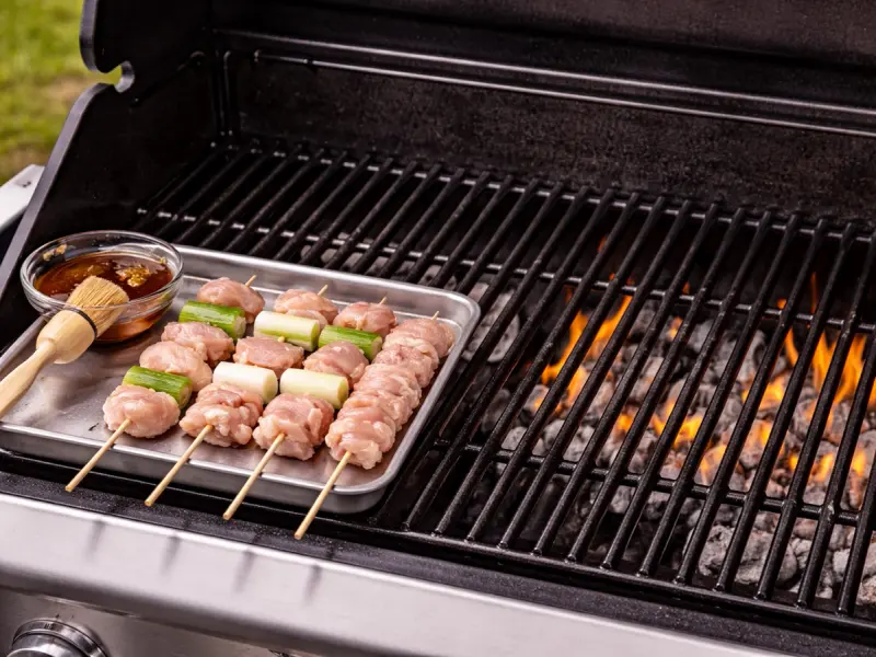 白い灰をまとった炭が並ぶ焼き鳥用のコンロ
